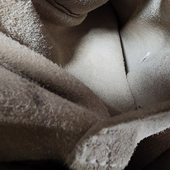 Christian Dior shoulder hobo. Ext shows signs of wear. Suede int nds cleaning - Picture 15 of 16